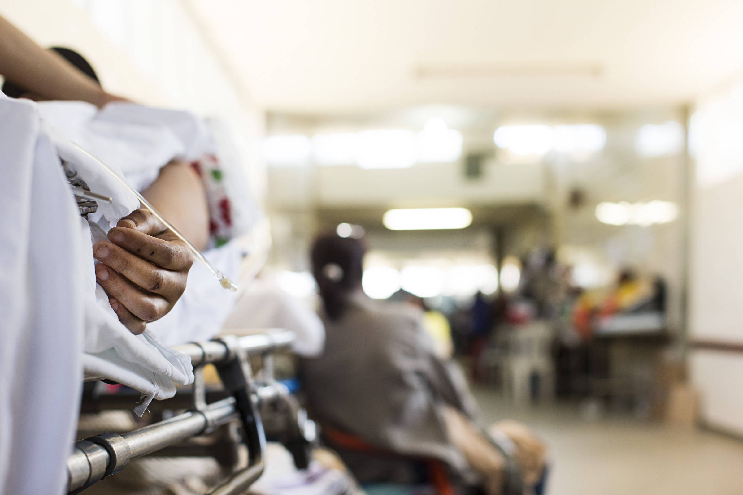Concentrada em grandes cidades, oferta de leitos hospitalares diminui na maior parte do país